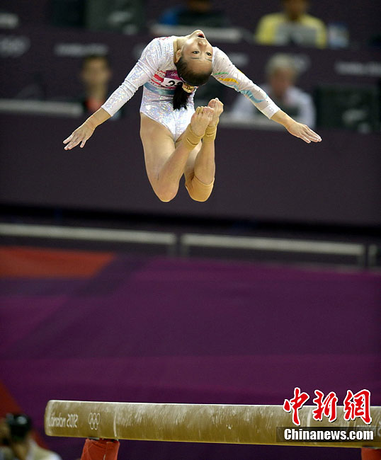 LONDRES 2012: Deng Linlin de China gana oro en viga de equilibrio femenil 1