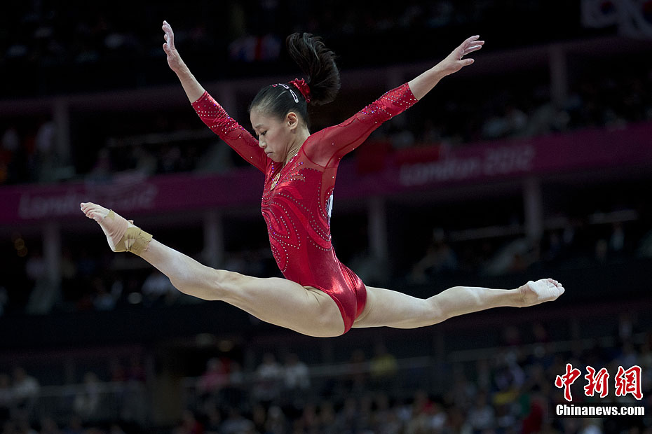 LONDRES 2012: Deng Linlin de China gana oro en viga de equilibrio femenil 6