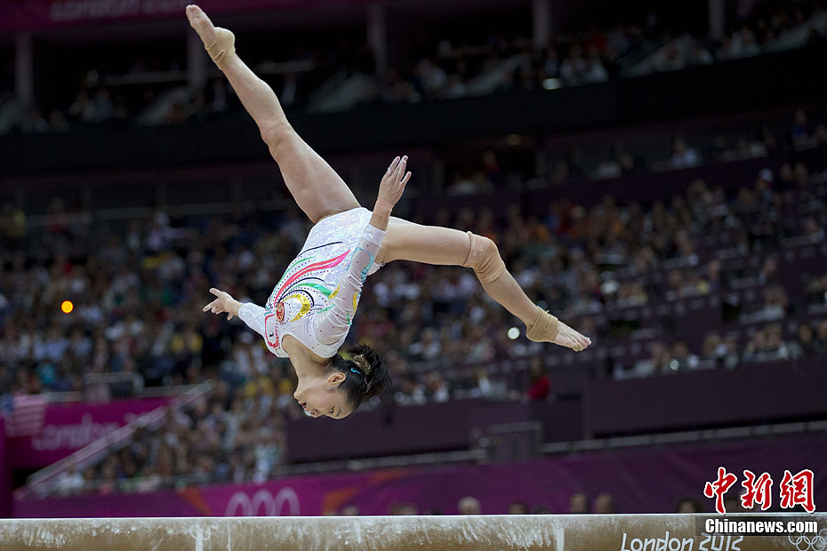 LONDRES 2012: Deng Linlin de China gana oro en viga de equilibrio femenil 9