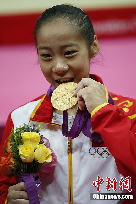 LONDRES 2012: Deng Linlin de China gana oro en viga de equilibrio femenil 13