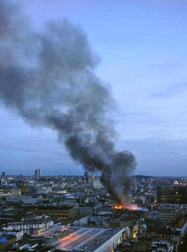 Se registra incendio en centro de Bruselas 12