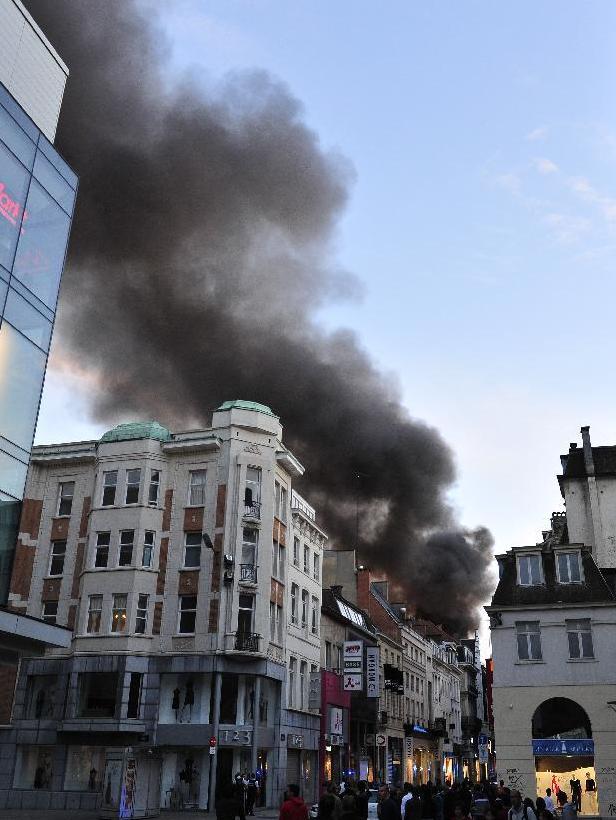 Se registra incendio en centro de Bruselas 4