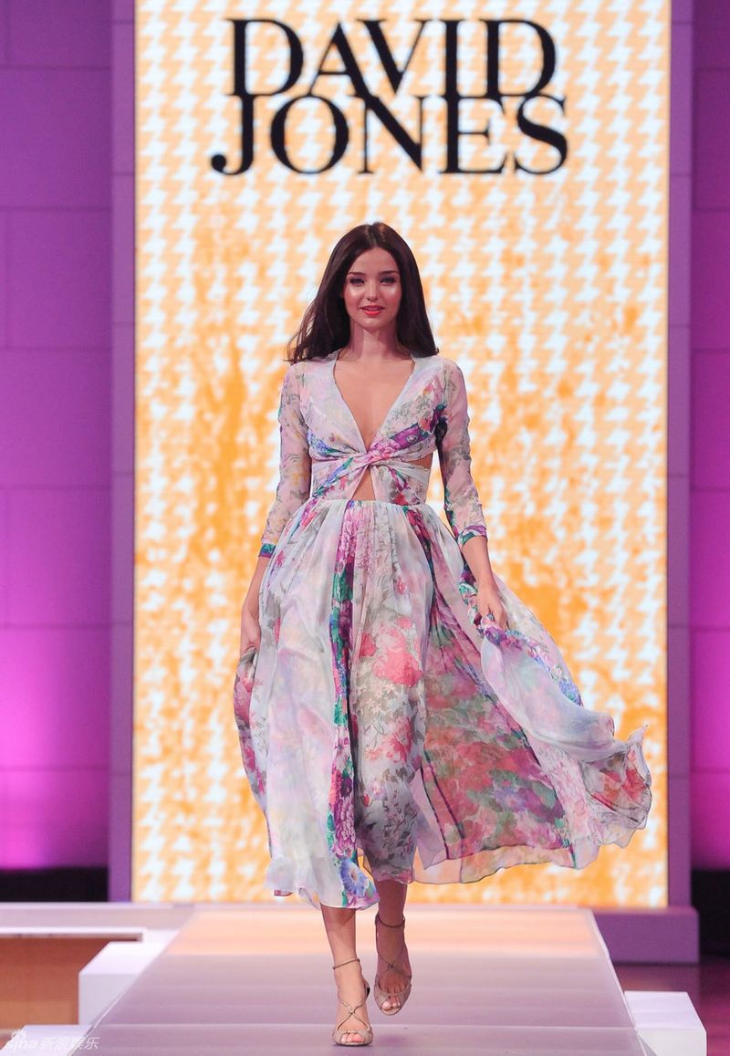 Miranda Kerr brilla durante el desfile de David Jones