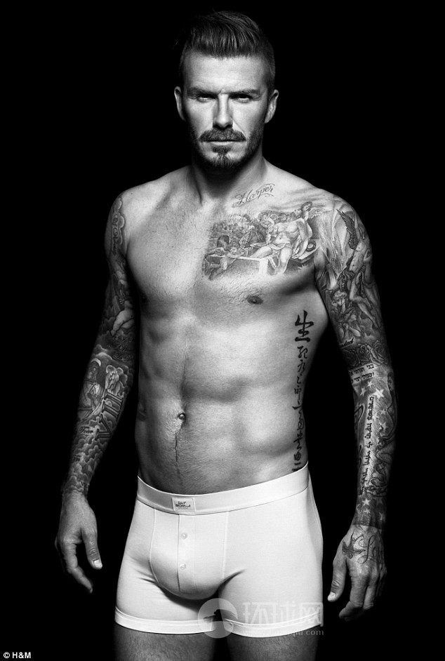 Estatua semidesnuda de David Beckham presenta en EE.UU.