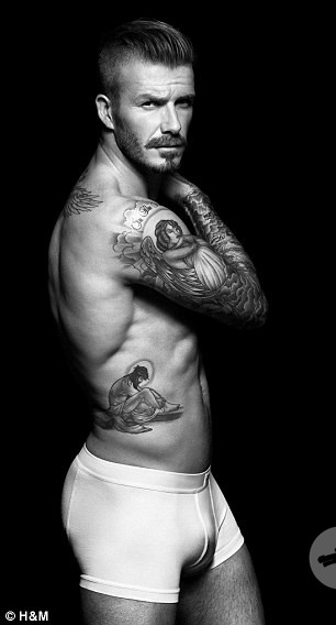 Estatua semidesnuda de David Beckham presenta en EE.UU.