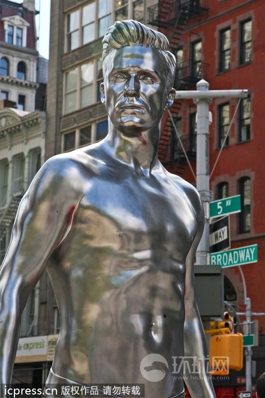 Estatua semidesnuda de David Beckham presenta en EE.UU.