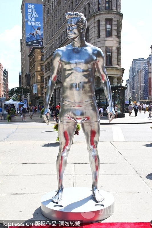 Estatua semidesnuda de David Beckham presenta en EE.UU.