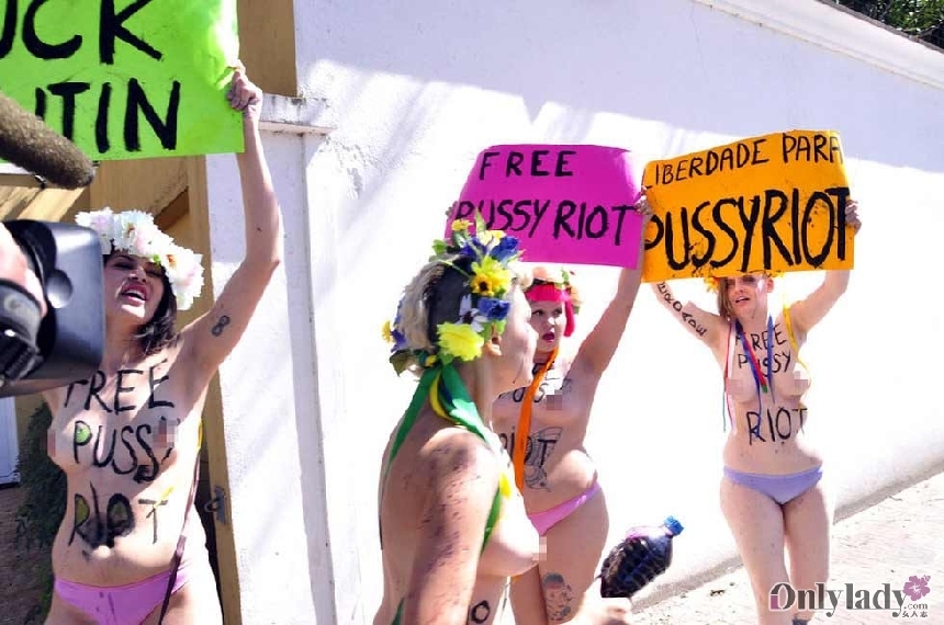 Activistas de FEMEN sierran desnudas una cruz en apoyo a Pussy Riot‎