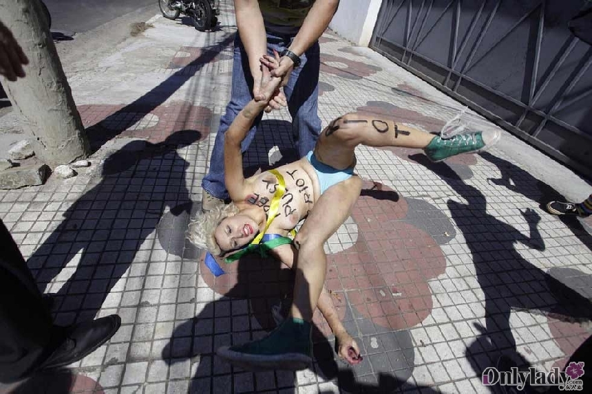 Activistas de FEMEN sierran desnudas una cruz en apoyo a Pussy Riot‎