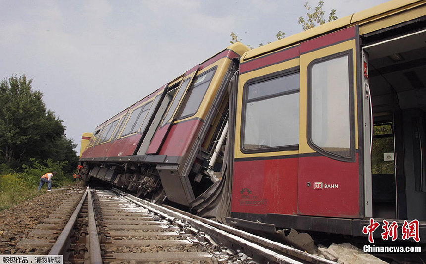 Al menos seis personas resultan heridas al descarrillar un tren de pasajeros en Berlín