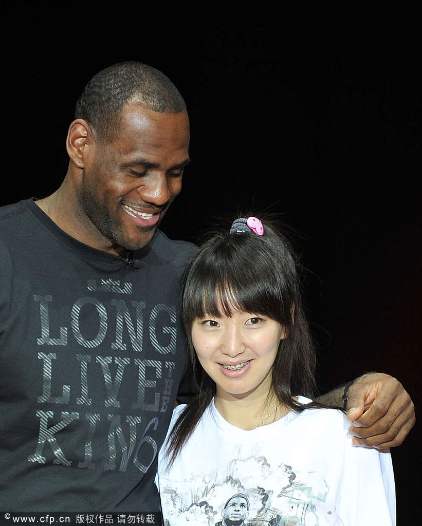 LeBron James abraza a la chica guapa durante su estancia en China