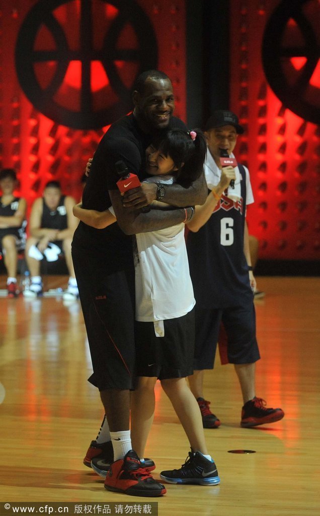 LeBron James abraza a la chica guapa durante su estancia en China
