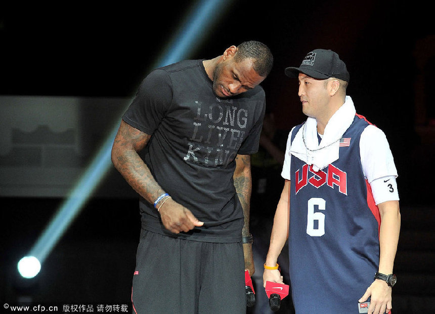 LeBron James abraza a la chica guapa durante su estancia en China