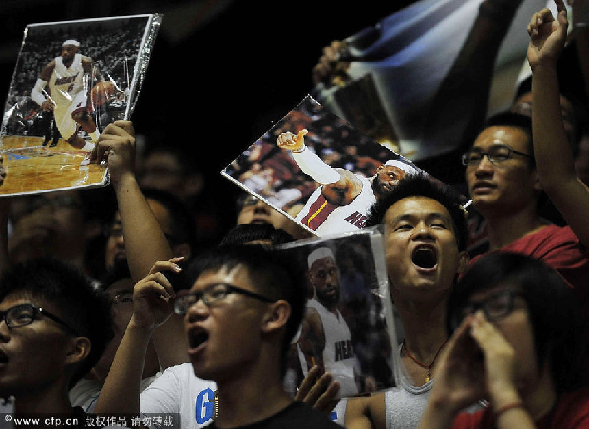 LeBron James abraza a la chica guapa durante su estancia en China