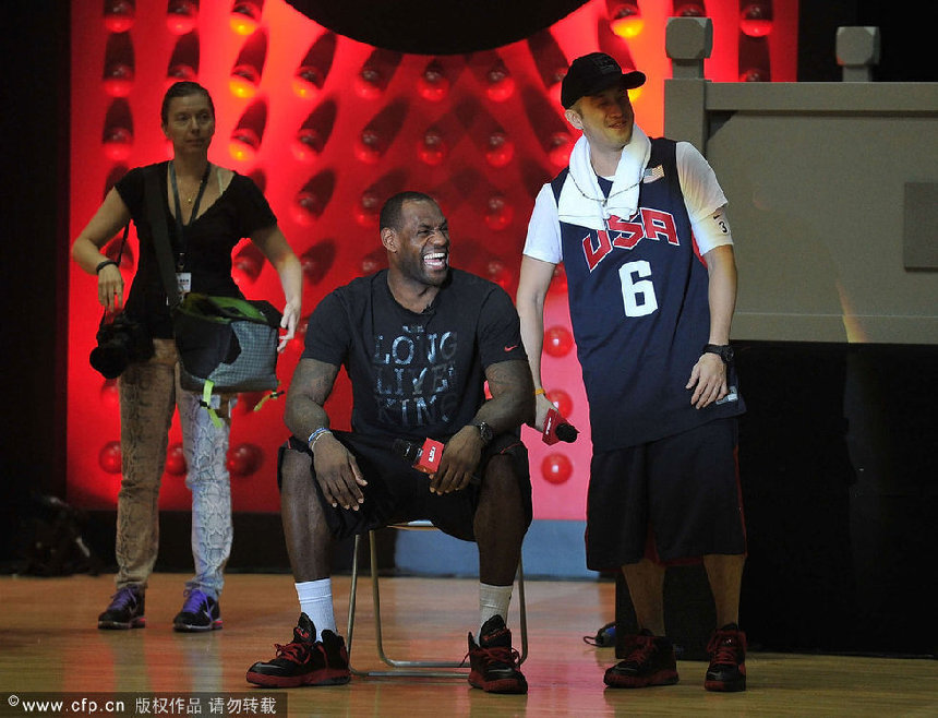 LeBron James abraza a la chica guapa durante su estancia en China