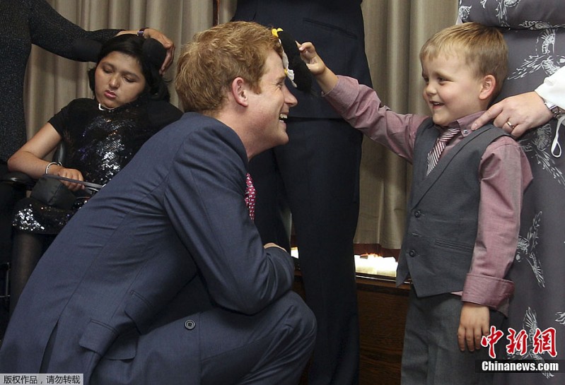 El príncipe Harry, muy sonriente y bromista tras su polémico