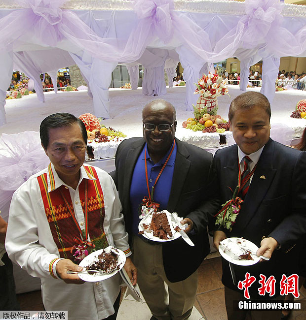 Gigante pastel de chocolate de la boda que pesa 5 toneladas en Filipinas 3