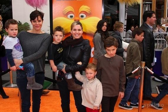 Felices momentos: Estrellas gays y lesbianas más famosas del mundo con su familia 3