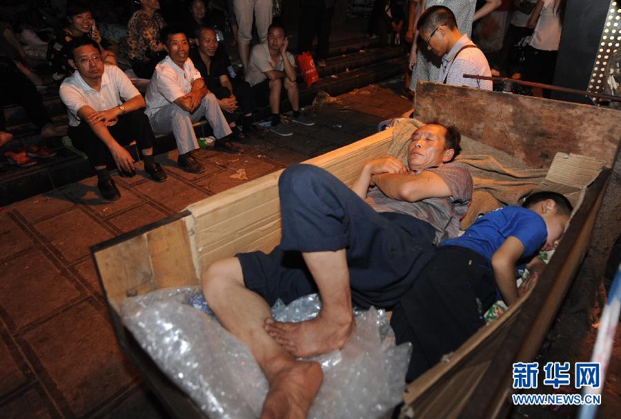 Múltiples sismos en suroeste de China dejan 80 muertos y 795 heridos 13