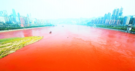 El río Yangtze corre rojo cerca de Chongqing 3