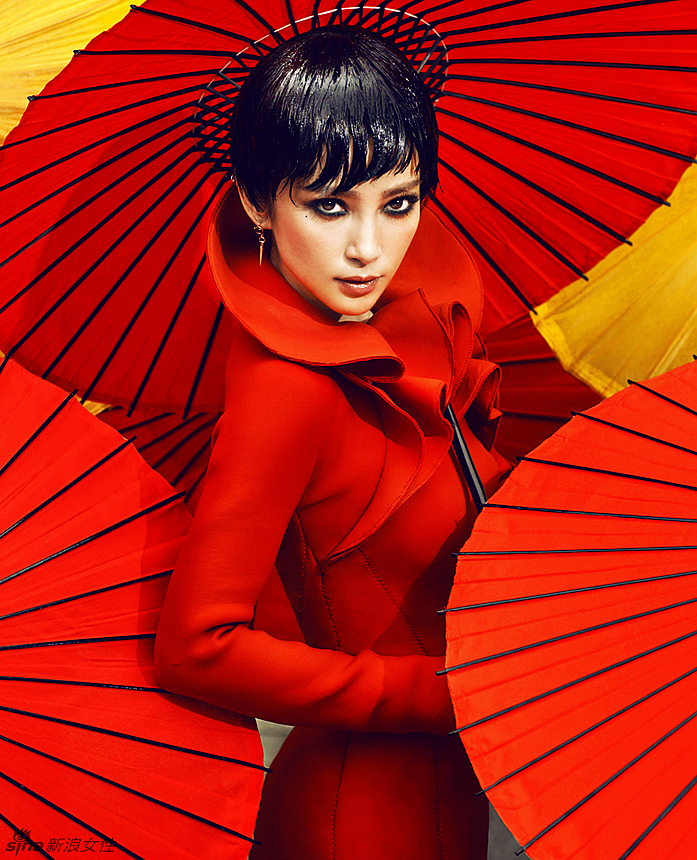 Li Bingbing, vestida como Ada Wong, en Vogue