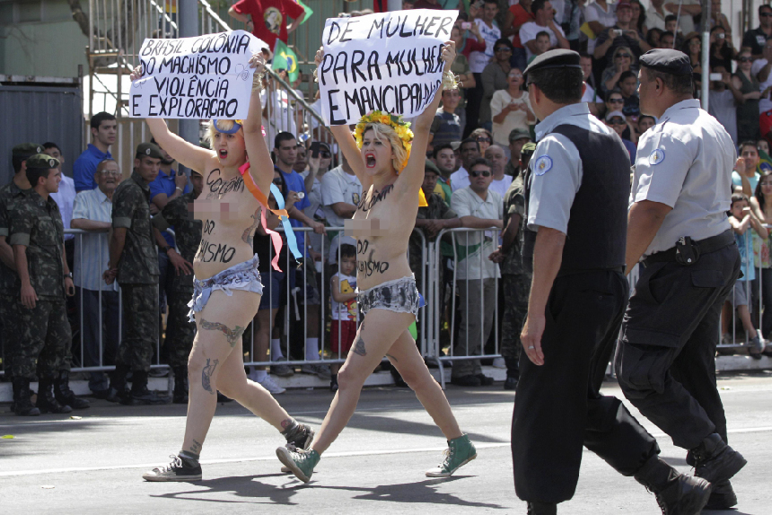 FEMEN invade desnuda el desfile militar de la Independencia de Brasil