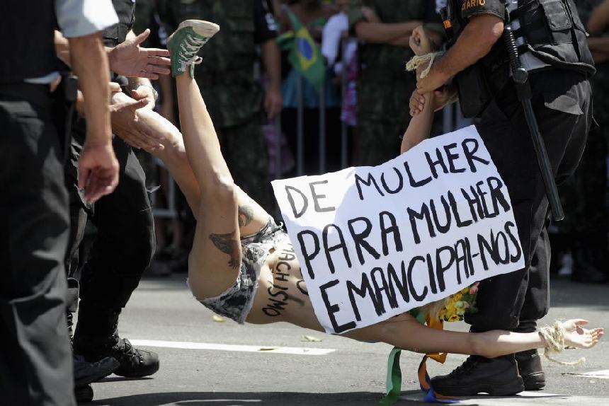FEMEN invade desnuda el desfile militar de la Independencia de Brasil