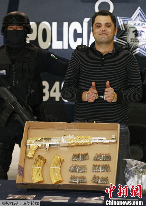 La Policía Federal captura a Ramiro Pozos González y muesra su arma AK-47 con aplicacioens de oro 3