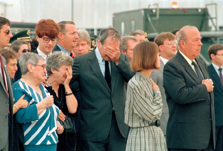 Arnold L. Raphel murió por accidente aéreo el 17 de agosto, 1988