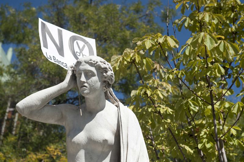 Marchan 65.000 españoles contra recortes del gobierno