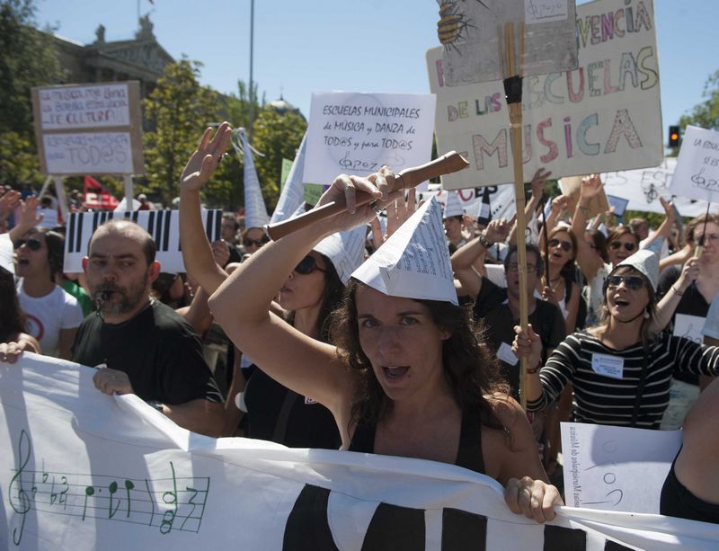 Marchan 65.000 españoles contra recortes del gobierno