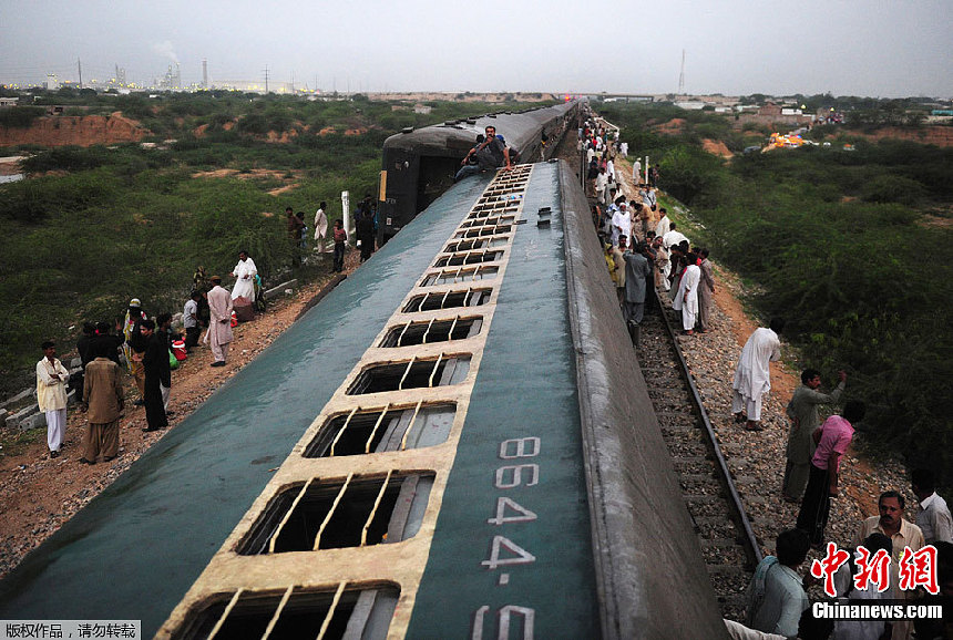 Un choque de trenes en el sur de Pakistán causa al menos dos muertos y cientos heridos