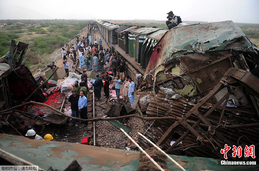 Un choque de trenes en el sur de Pakistán causa al menos dos muertos y cientos heridos