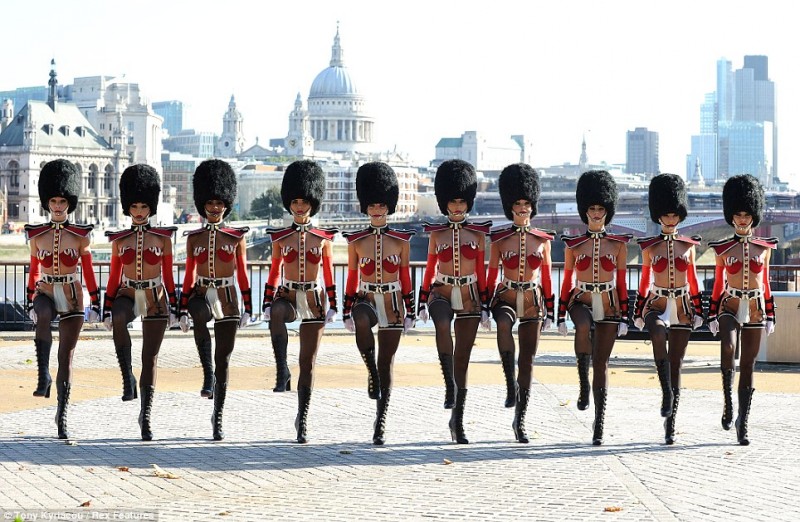 Las chicas sensuales del cabaret Crazy Horse ofrecen un espectáculo en Londres