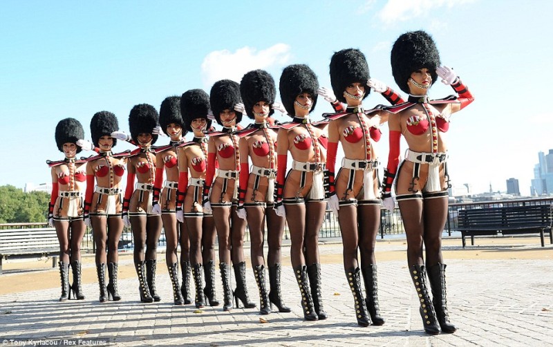 Las chicas sensuales del cabaret Crazy Horse ofrecen un espectáculo en Londres