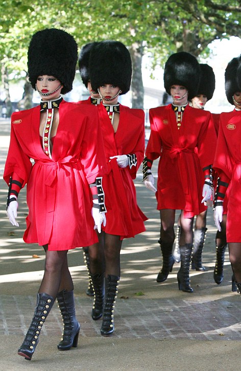 Las chicas sensuales del cabaret Crazy Horse ofrecen un espectáculo en Londres