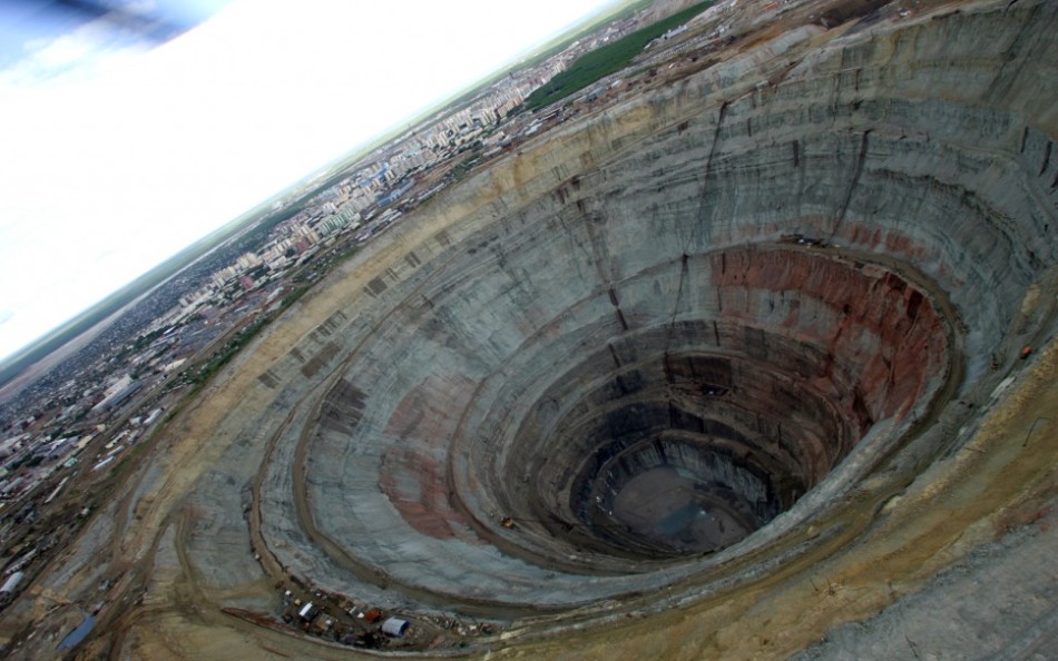 El agujero más grande y profundo excavado en la Tierra 4