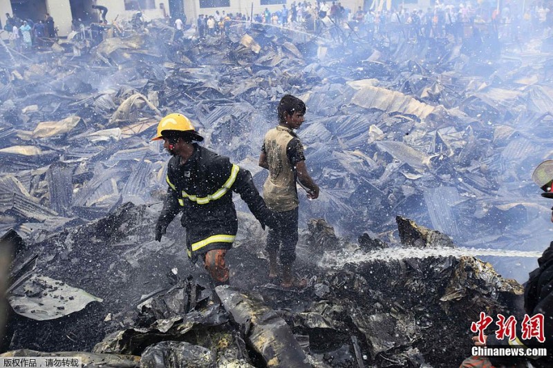 Incendio deja cientos personas sin hogar en Calcuta, Bengala