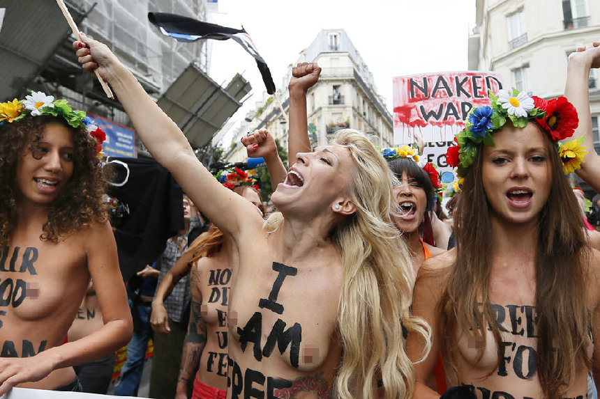 Movimiento Femen paraliza París para reclutar francesas