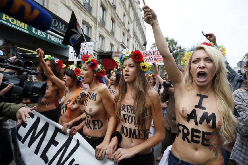 Movimiento Femen paraliza París para reclutar francesas