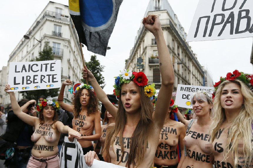 Movimiento Femen paraliza París para reclutar francesas