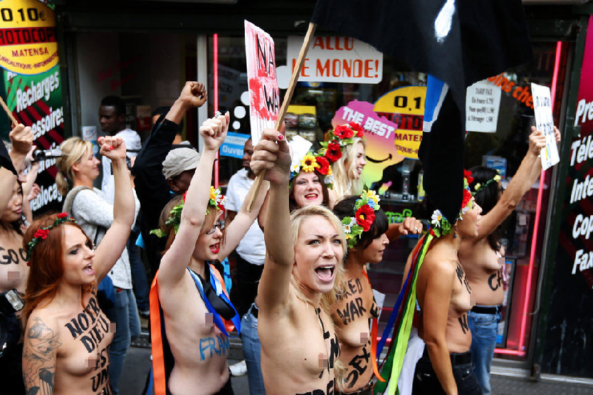 Movimiento Femen paraliza París para reclutar francesas