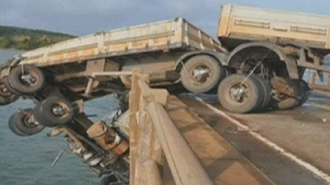 Un camión se cuelga en el puente y no resuelta heridos en Brasil
