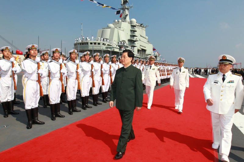 Entra en servicio el primer portaaviones de China
