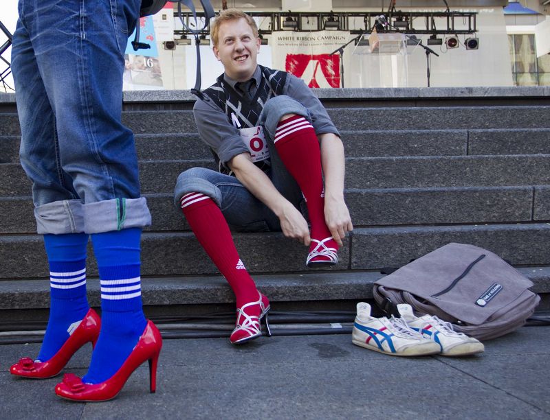 Cuando los hombres llevan zapatos de tacones altos...