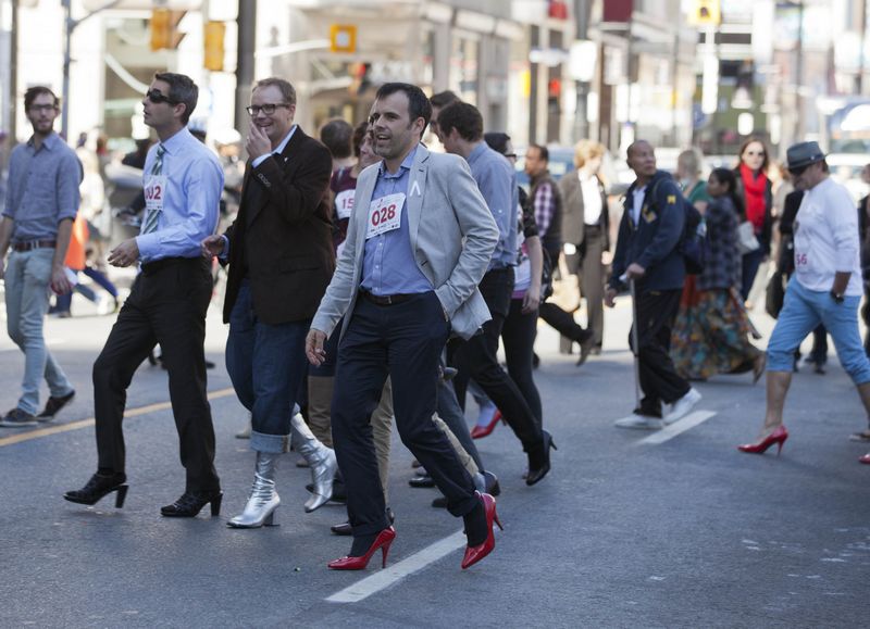 Cuando los hombres llevan zapatos de tacones altos...