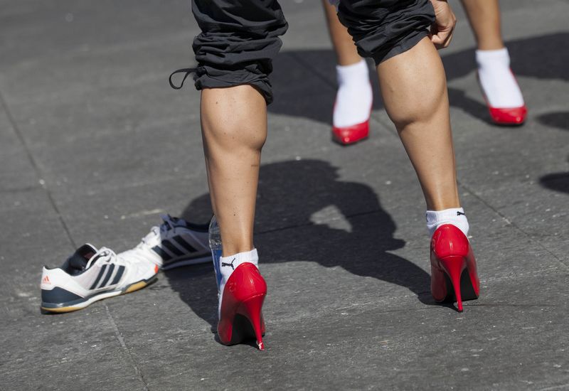 Cuando los hombres llevan zapatos de altos ..._Spanish.china.org.cn_中国最权威的西班牙语新闻网站