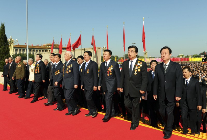 líderes chinos depositan canasta de flores en el