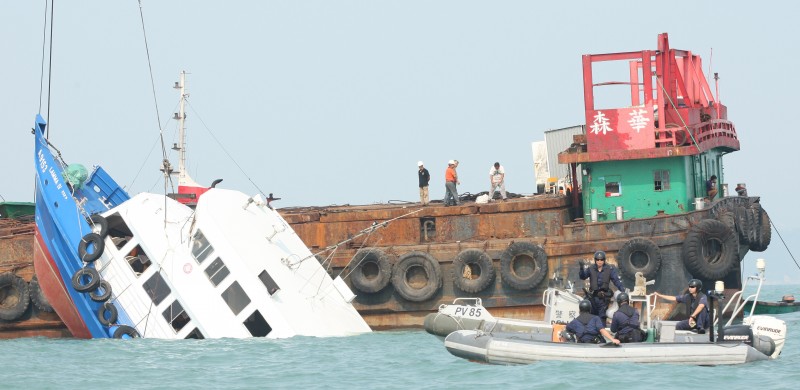 Deja 38 muertos por un choque entre dos barcos en Hong Kong 