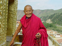 Monjes y monjas ancianos de Tíbet reciben pensión